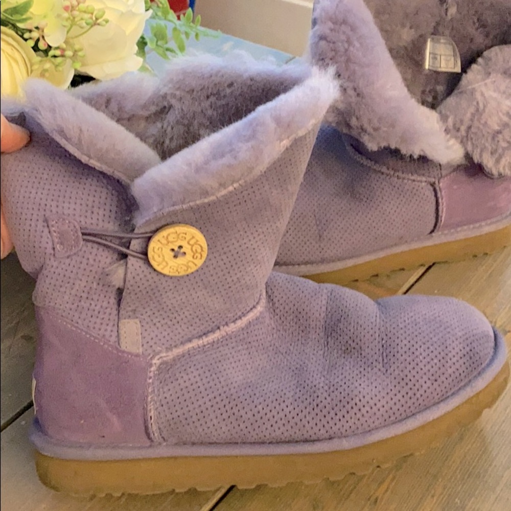 Short Ugg boot with side buttons